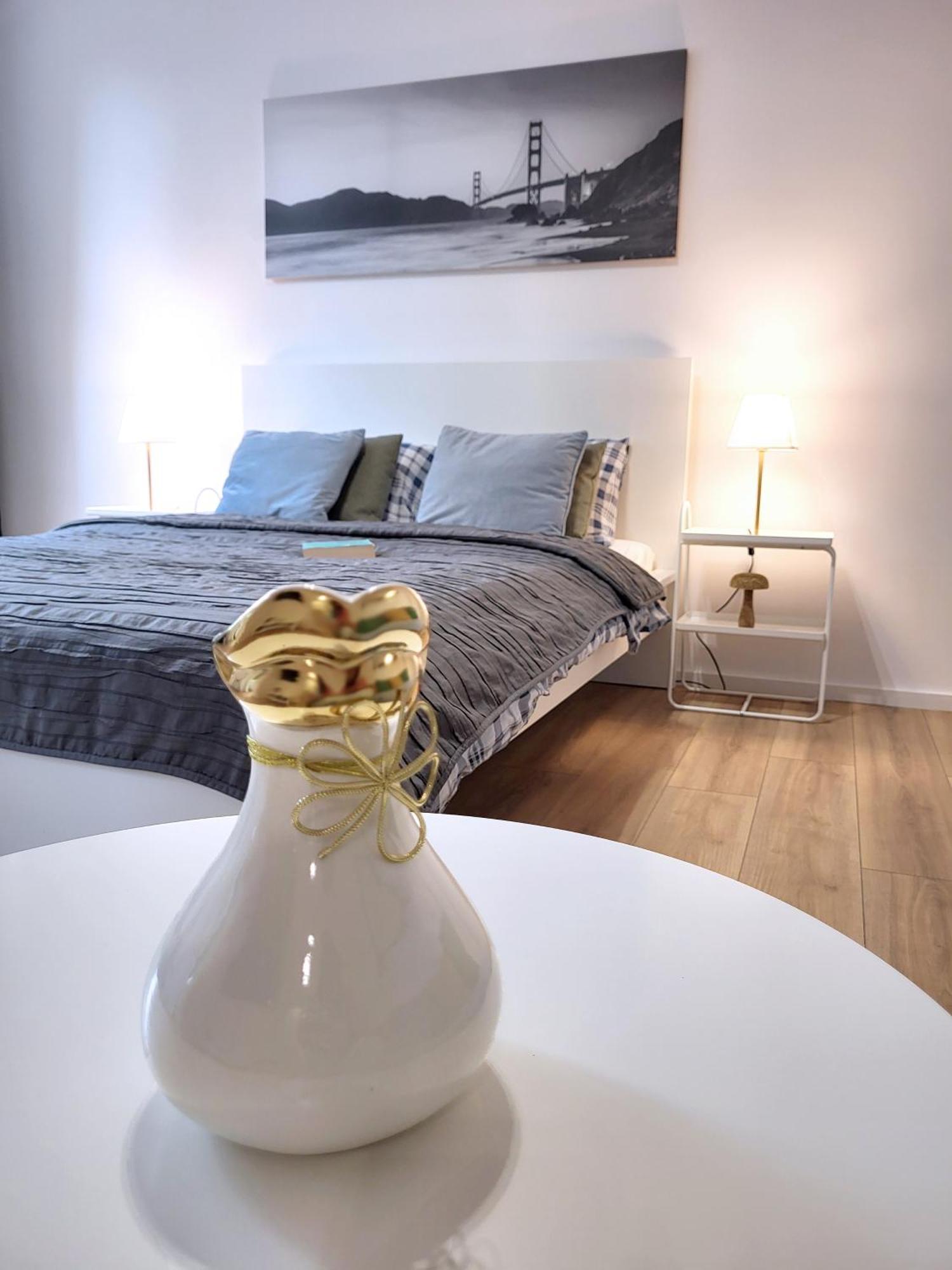Enjoy! Srodmiescie Nowogrodzka Apartment Варшава Екстериор снимка
